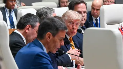 Trump mira a Sánchez durante una sesión en la Cumbre de la OTAN que tuvo lugar en Ankara. Trump mira a Sánchez durante una sesión en la Cumbre de la OTAN que tuvo lugar en Ankara.