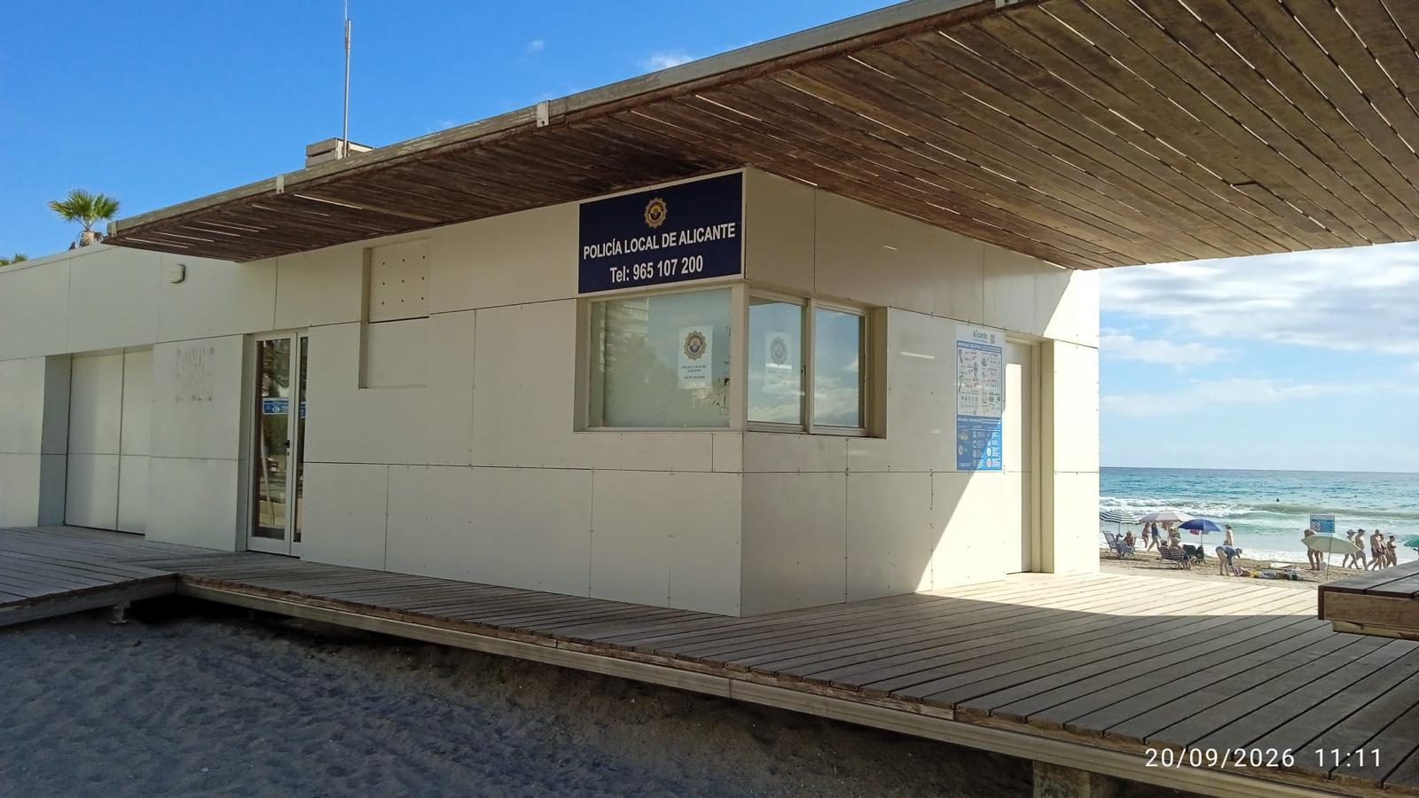 Faltan servicios públicos en la Playa de San Juan a pesar de tener una afluencia de bañistas propia de agosto Faltan servicios públicos en la Playa de San Juan a pesar de tener una afluencia de bañistas propia de agosto