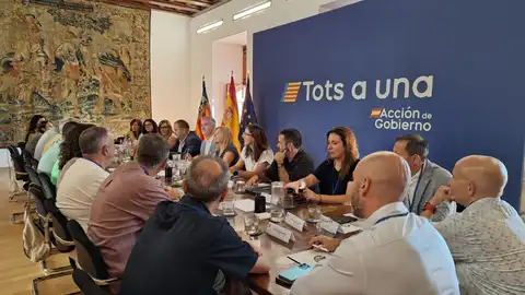 La delegada del Gobierno en la Comunitat, Pilar Bernabé, mantiene una reunión con representantes de sindicatos educativos, directores de centros y asociaciones de inspectores. La delegada del Gobierno en la Comunitat, Pilar Bernabé, mantiene una reunión con representantes de sindicatos educativos, directores de centros y asociaciones de inspectores.