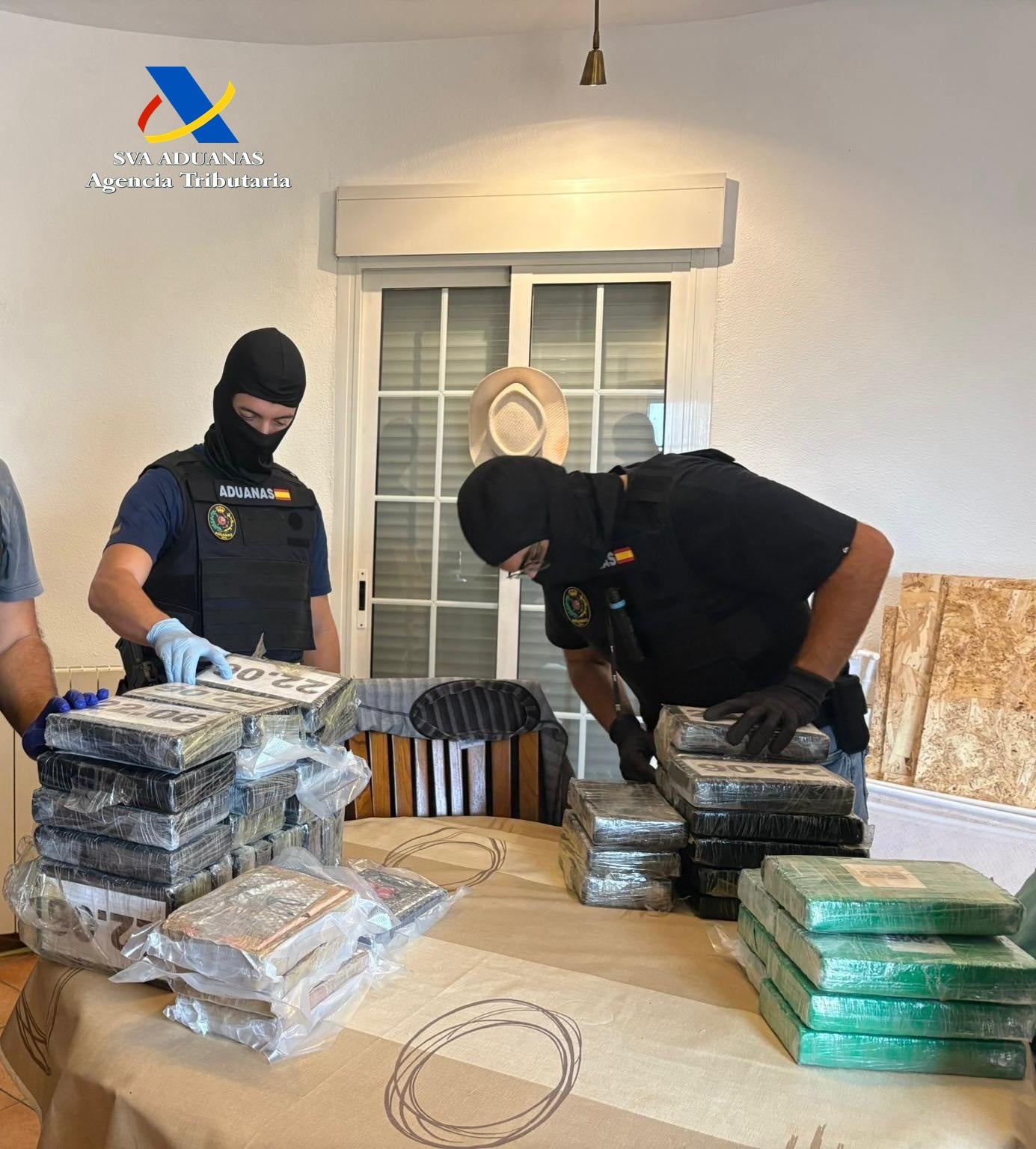 Decomisan en Alicante 84 kilos de cocaina a unos británicos que la iban a transportar a Reino Unido Decomisan en Alicante 84 kilos de cocaina a unos británicos que la iban a transportar a Reino Unido