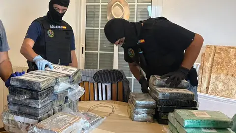 Agentes de Vigilancia Aduanera con parte de la cocaína intervenida Agentes de Vigilancia Aduanera con parte de la cocaína intervenida