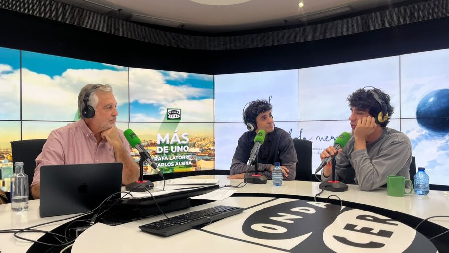 Javier Calvo y Javier Ambrosi durante la entrevista con Carlos Alsina en M&aacute;s de uno