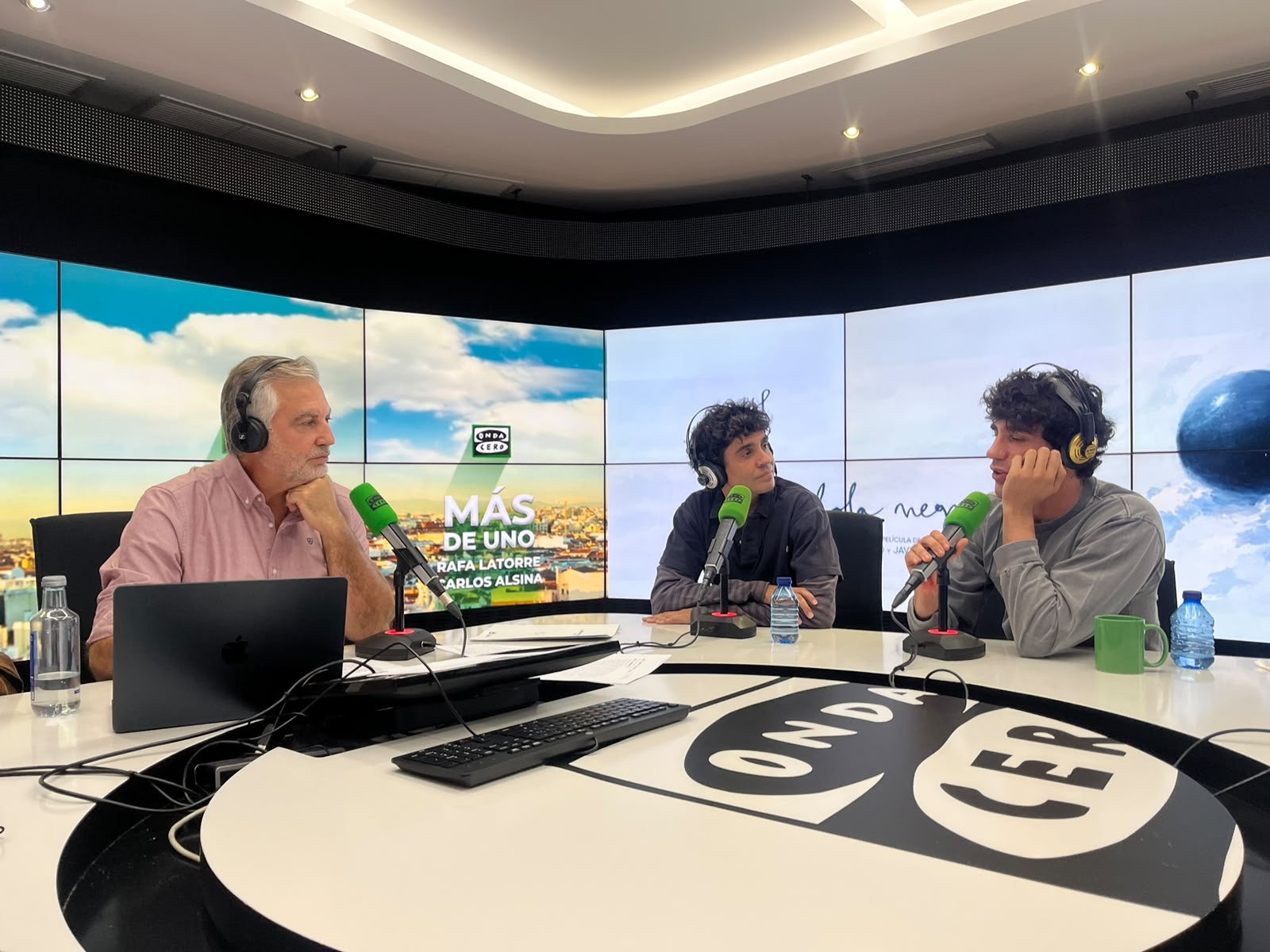 Javier Calvo y Javier Ambrosi durante la entrevista con Carlos Alsina en Más de uno Javier Calvo y Javier Ambrosi durante la entrevista con Carlos Alsina en Más de uno