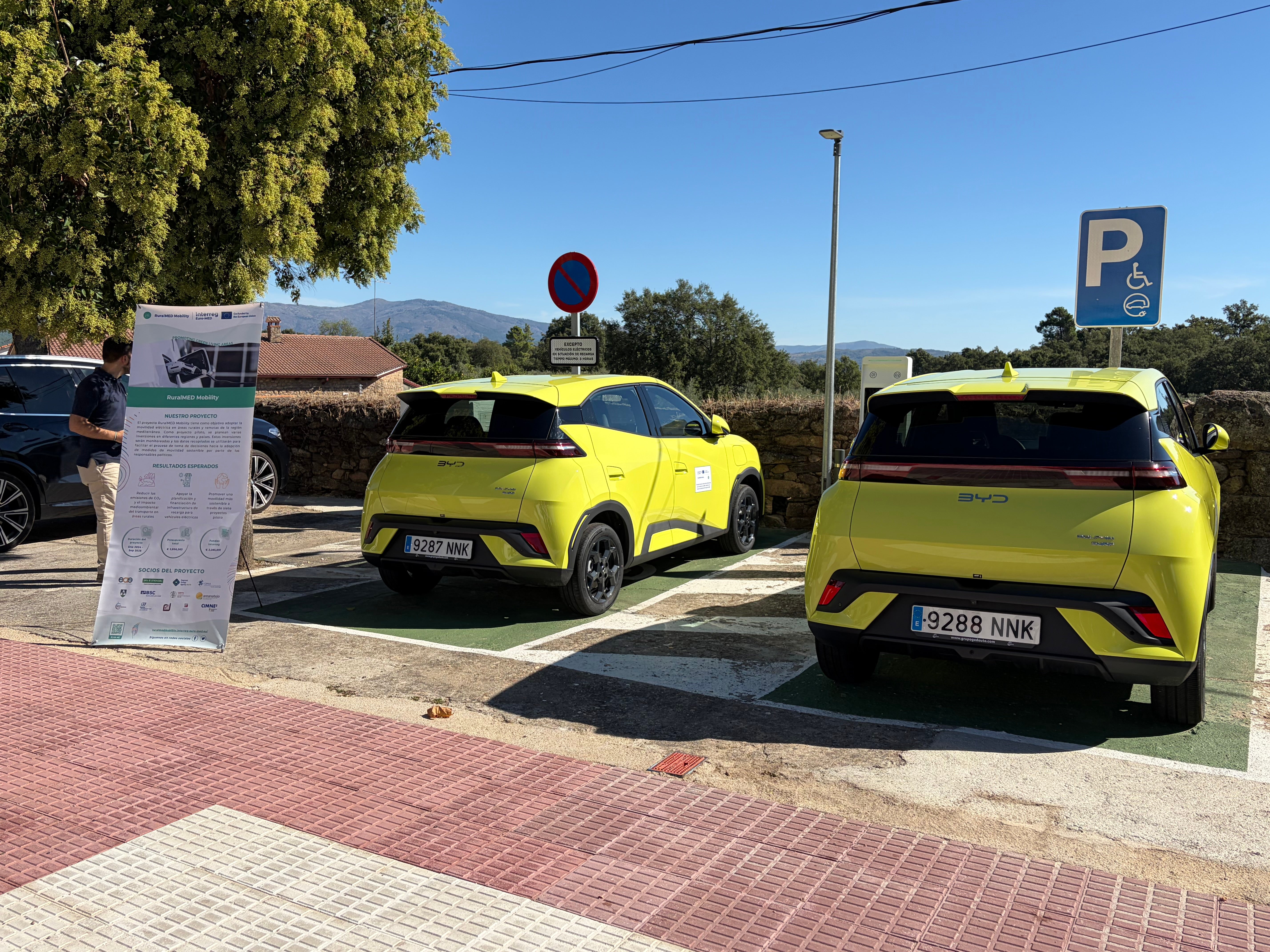 La Junta impulsa la movilidad sostenible en Sierra de Gata con tres puntos de recarga y dos vehículos eléctricos compartidos La Junta impulsa la movilidad sostenible en Sierra de Gata con tres puntos de recarga y dos vehículos eléctricos compartidos