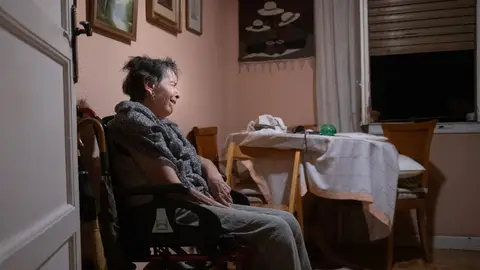 Maricarmen espera en su casa a que se ejecute el desahucio, en Madrid. Maricarmen espera en su casa a que se ejecute el desahucio, en Madrid.