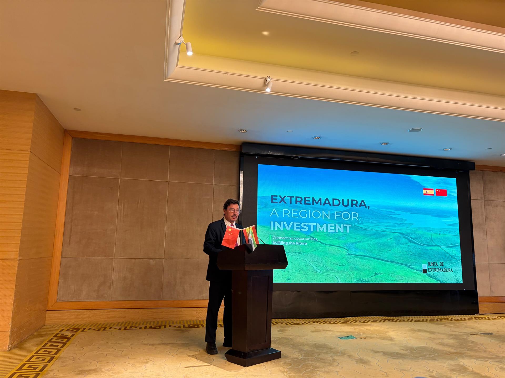 Más de cien empresas Chinas participan en Pekín en el foro 'Las oportunidades de inversión en Extremadura' Más de cien empresas Chinas participan en Pekín en el foro 'Las oportunidades de inversión en Extremadura'
