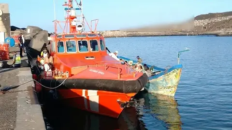 Sucesos.- Interceptan un cayuco con 61 migrantes en aguas de El Hierro Un cayuco junto a una embarcación de Salvamento Marítimo en el puerto de La Restinga REMITIDA / HANDOUT por SALVAMENTO MARÍTIMO Fotografía remitida a medios de comunicación exclusivamente para ilustrar la noticia a la que hace referencia la imagen, y citando la procedencia de la imagen en la firma 21/09/2026
