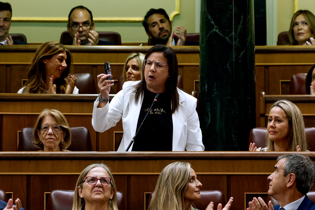 La diputada del PP Ana Belén Vázquez muestra un bote de gas pimienta este miércoles en el Congreso. La diputada del PP Ana Belén Vázquez muestra un bote de gas pimienta este miércoles en el Congreso.