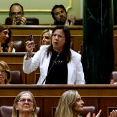 La diputada del PP Ana Belén Vázquez muestra un bote de gas pimienta este miércoles en el Congreso. EFE/J.J. Guillén