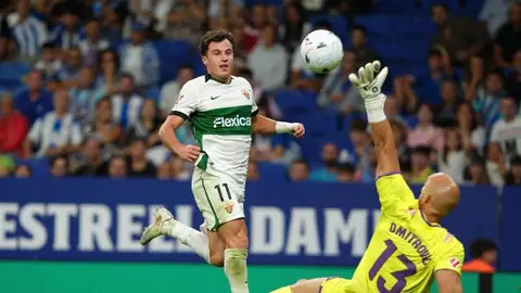 Germán Valera pica la pelota ante Dimitrovic. Germán Valera pica la pelota ante Dimitrovic.