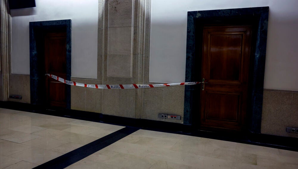  El Congreso ha precintado los baños y otras zonas aledañas situadas en uno de sus edificios de ampliación después de que alguien vaciara en esa zona un espray tóxico/ EFE/J.J.Guillen