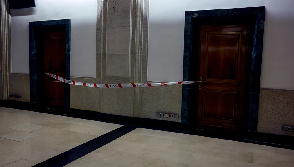 El Congreso ha precintado los baños y otras zonas aledañas situadas en uno de sus edificios de ampliación después de que alguien vaciara en esa zona un espray tóxico/ EFE/J.J.Guillen El Congreso ha precintado los baños y otras zonas aledañas situadas en uno de sus edificios de ampliación después de que alguien vaciara en esa zona un espray tóxico/ EFE/J.J.Guillen