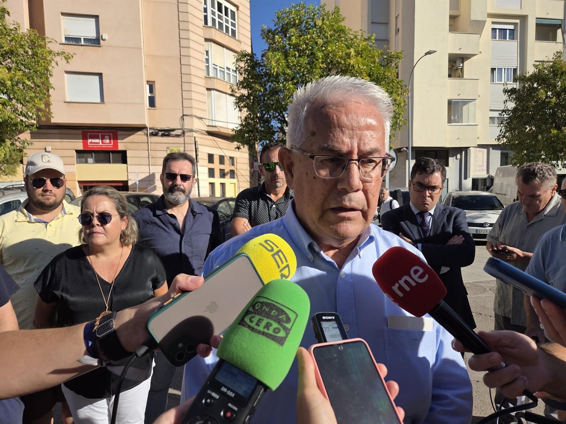 Anselmo Solana critica la "falta de transparencia" del proceso de primarias del PSOE local a la Alcaldía de Badajoz Anselmo Solana critica la "falta de transparencia" del proceso de primarias del PSOE local a la Alcaldía de Badajoz