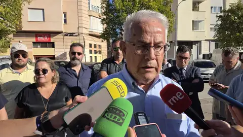 Anselmo Solana critica la "falta de transparencia" del proceso de primarias del PSOE local a la Alcaldía de Badajoz Anselmo Solana critica la "falta de transparencia" del proceso de primarias del PSOE local a la Alcaldía de Badajoz
