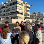 El alcalde de Torrevieja, Eduardo Dolón, y la concejal de Servicios Urbanos, Sandra Sánchez, han visitado la finalización de los trabajos junto a vecinos de la zona