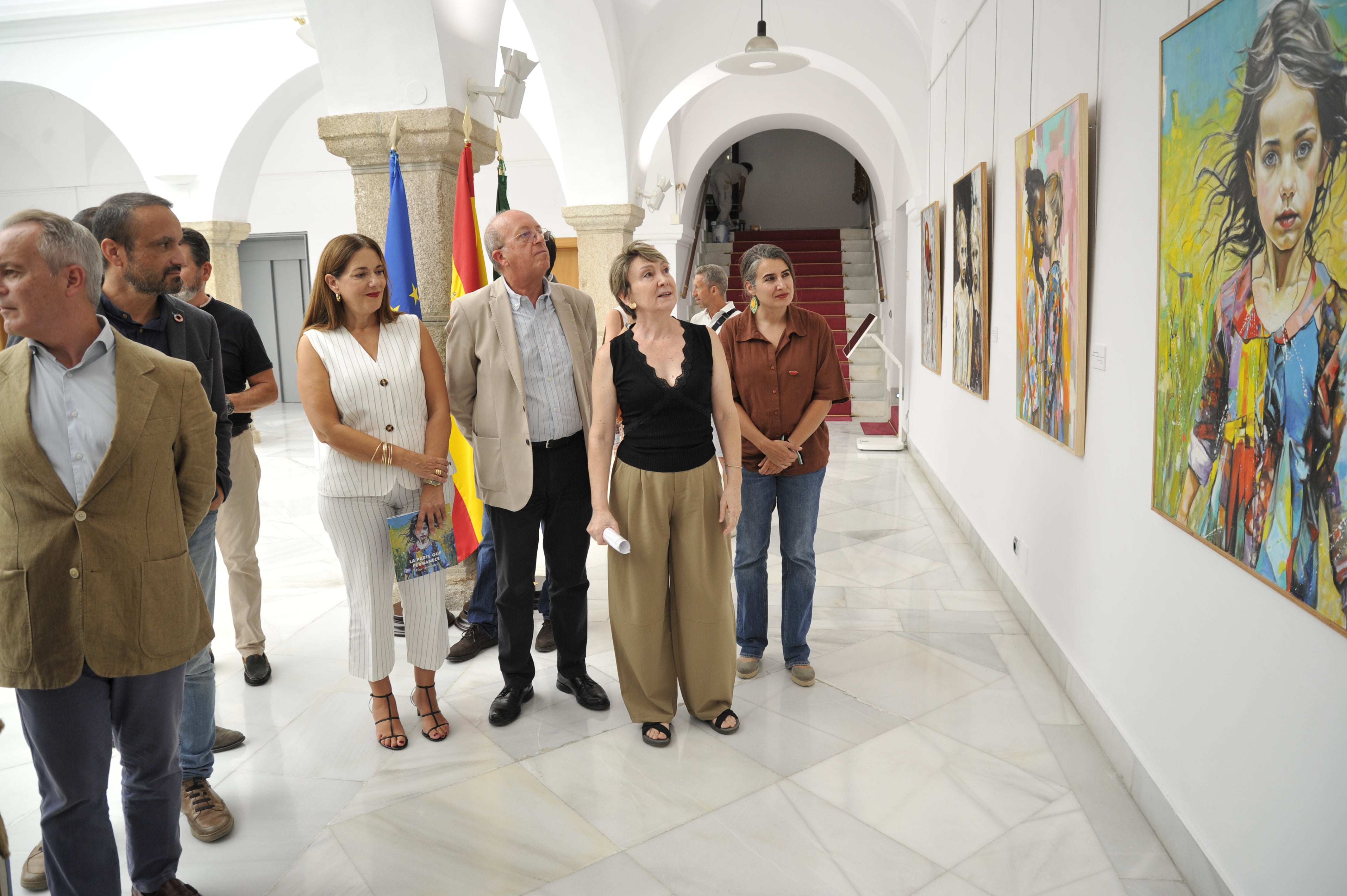 La artista Pilar Fernández llena de color el patio noble de la Asamblea de Extremadura con su muestra: ‘La parte que permanece’ La artista Pilar Fernández llena de color el patio noble de la Asamblea de Extremadura con su muestra: ‘La parte que permanece’