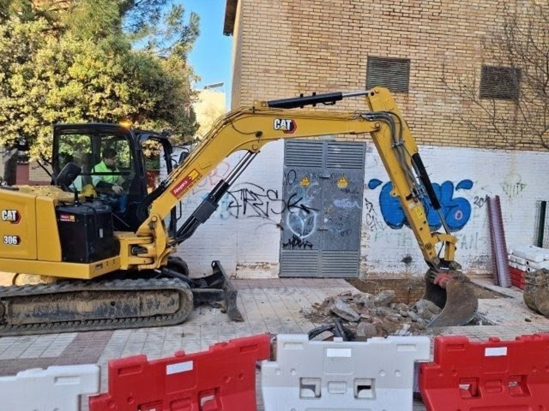 Endesa refuerza la red de media tensión del barrio de Rochelambert con una inversión de más de 389.000 euros Endesa refuerza la red de media tensión del barrio de Rochelambert con una inversión de más de 389.000 euros