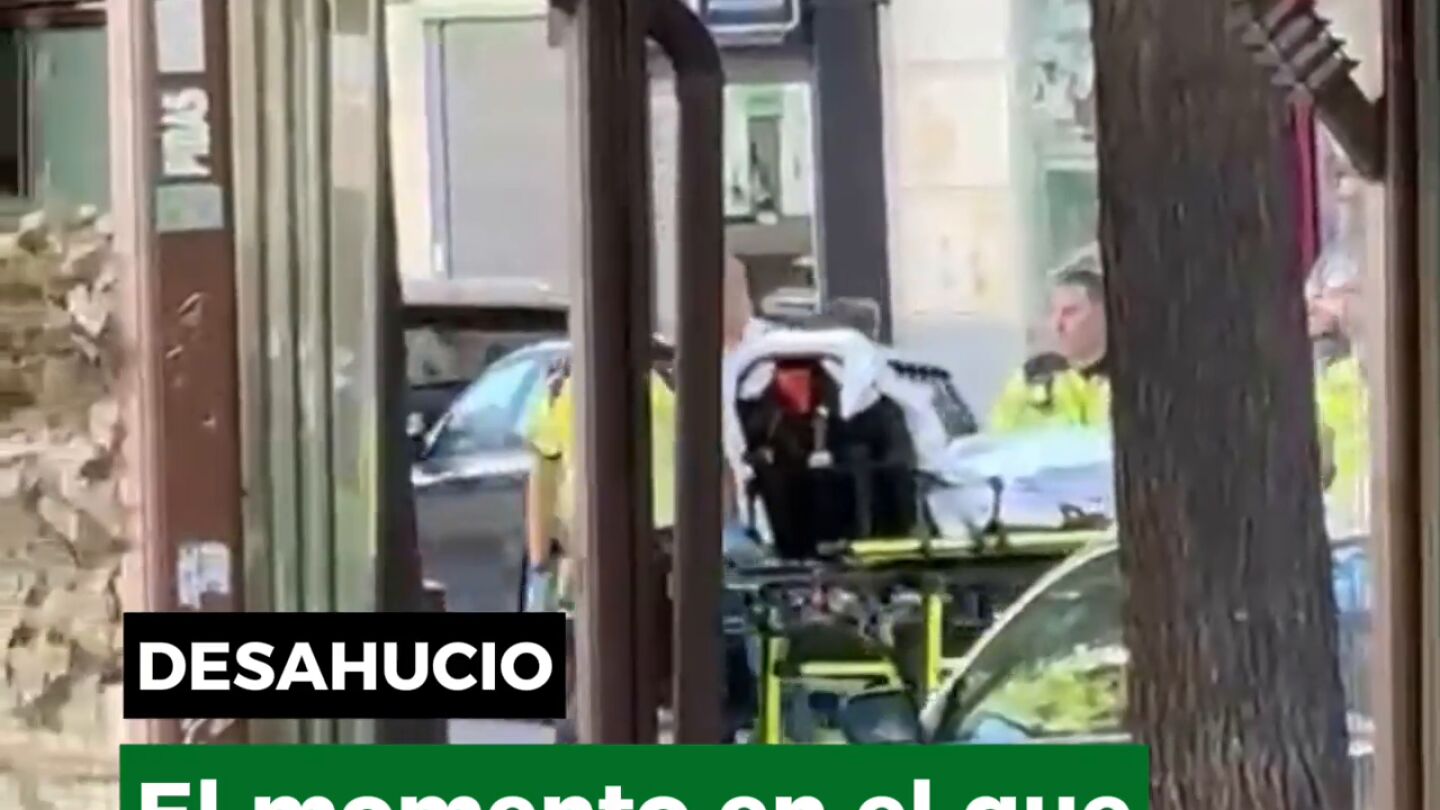 El momento en el que sacan a Maricarmen en camilla de su vivienda en Madrid tras ser desahuciada
