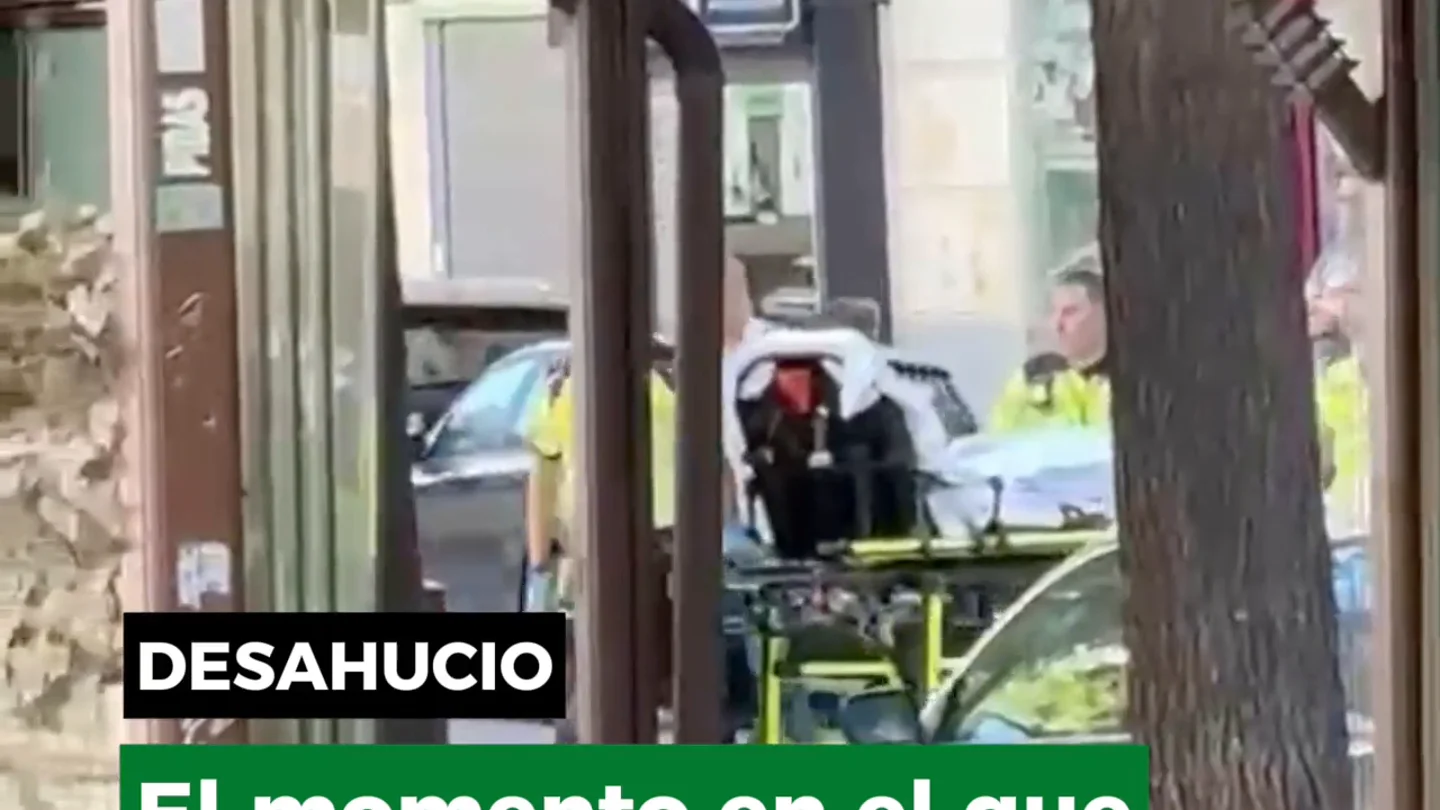 El momento en el que sacan a Maricarmen en camilla de su vivienda en Madrid tras ser desahuciada El momento en el que sacan a Maricarmen en camilla de su vivienda en Madrid tras ser desahuciada