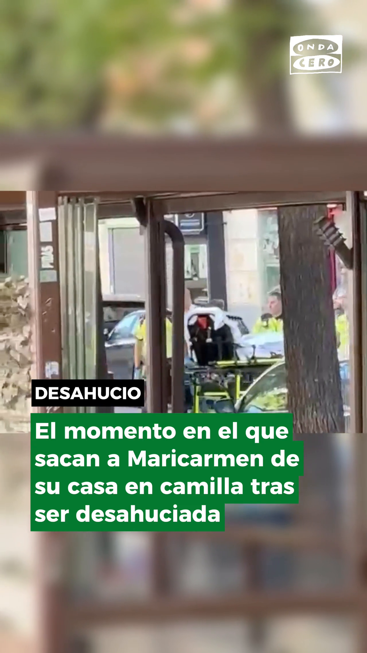 El momento en el que sacan a Maricarmen en camilla de su vivienda en Madrid tras ser desahuciada El momento en el que sacan a Maricarmen en camilla de su vivienda en Madrid tras ser desahuciada