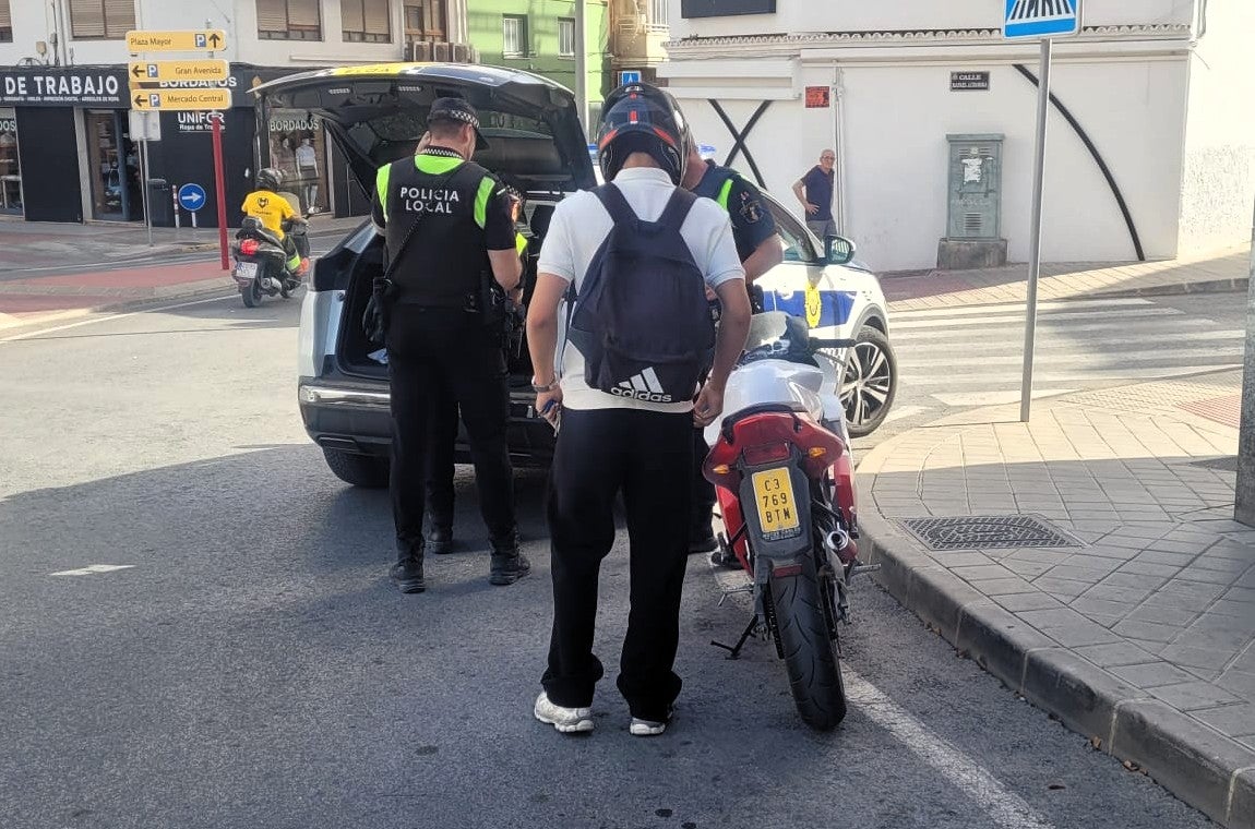 La Policía Local de Elda cierra una nueva campaña de controles con nueve multas por conducción imprudente y la contaminación acústica La Policía Local de Elda cierra una nueva campaña de controles con nueve multas por conducción imprudente y la contaminación acústica