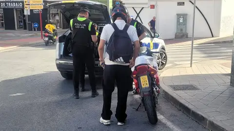 Uno de los controles llevados a cabo por agentes de la Policía Local de Elda. Uno de los controles llevados a cabo por agentes de la Policía Local de Elda.
