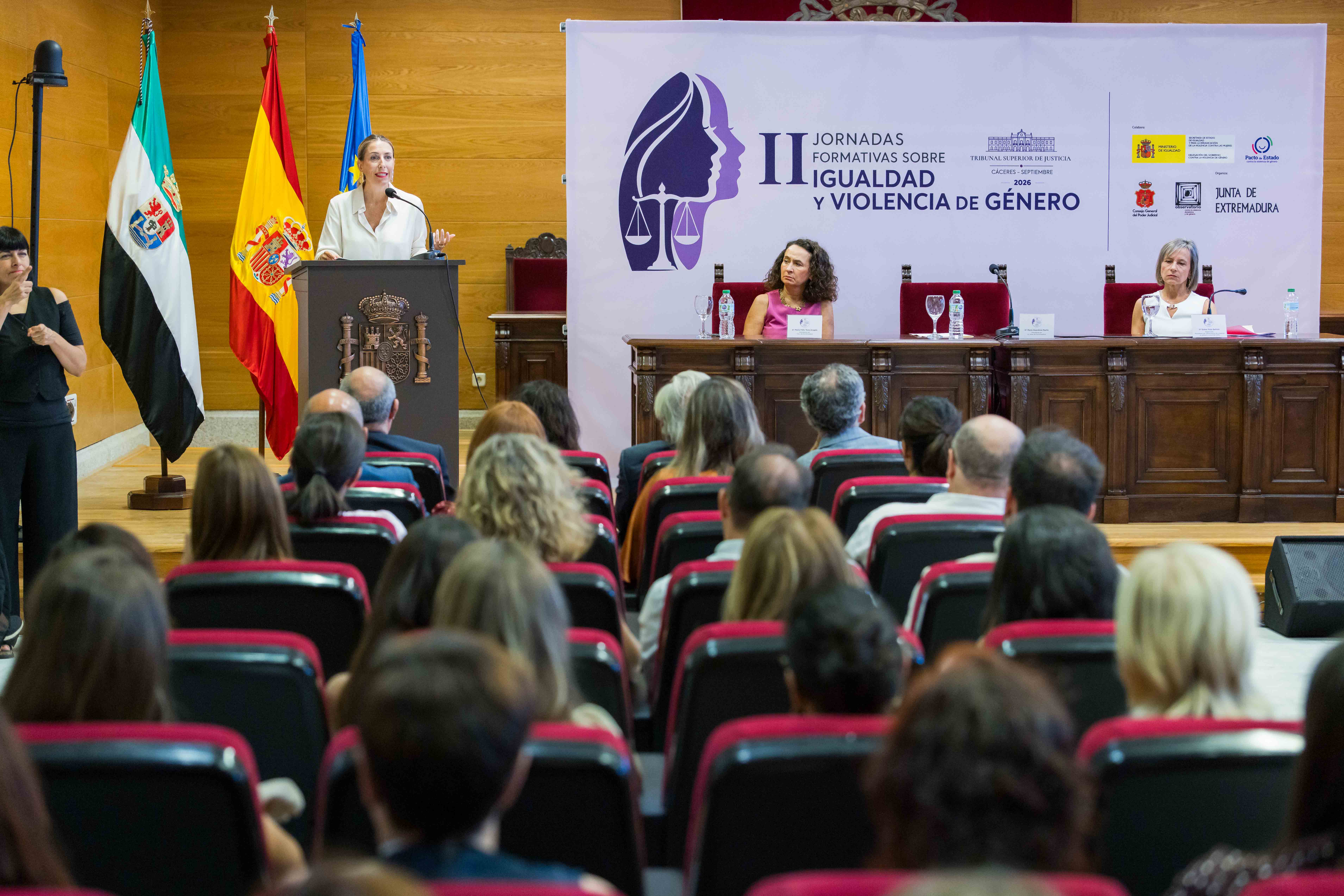 María Guardiola destaca la coordinación y la especialización como claves para reforzar la protección de las mujeres víctimas de violencia María Guardiola destaca la coordinación y la especialización como claves para reforzar la protección de las mujeres víctimas de violencia