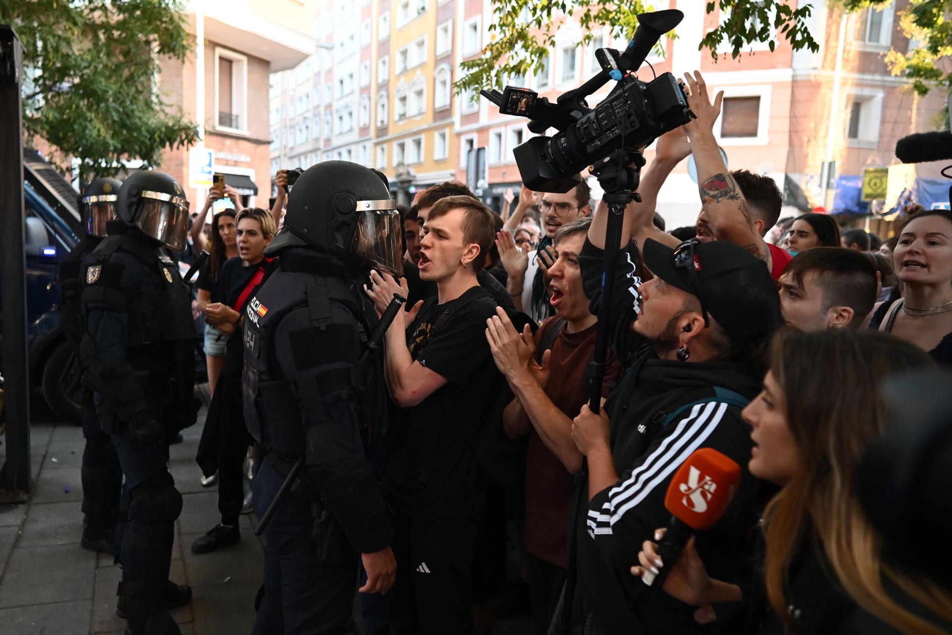 La Policía Nacional trata de impedir el acceso a la vivienda de Maricarmen a miembros del Sindicato de Inquilinas acampados. La Policía Nacional trata de impedir el acceso a la vivienda de Maricarmen a miembros del Sindicato de Inquilinas acampados.