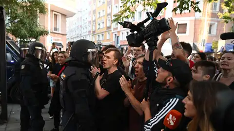 La Policía Nacional trata de impedir el acceso a la vivienda de Maricarmen a miembros del Sindicato de Inquilinas acampados. La Policía Nacional trata de impedir el acceso a la vivienda de Maricarmen a miembros del Sindicato de Inquilinas acampados.