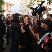 La Policía Nacional trata de impedir el acceso a la vivienda de Maricarmen a miembros del Sindicato de Inquilinas acampados.