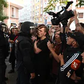 La Policía Nacional trata de impedir el acceso a la vivienda de Maricarmen a miembros del Sindicato de Inquilinas acampados. La Policía Nacional trata de impedir el acceso a la vivienda de Maricarmen a miembros del Sindicato de Inquilinas acampados.