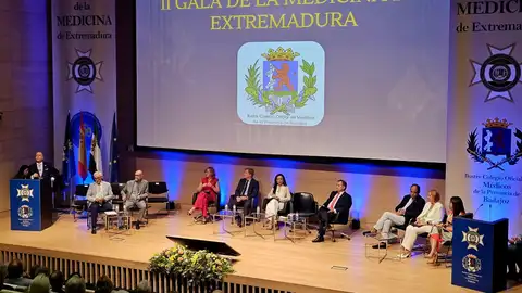 El Colegio de Médicos de Badajoz reconoce la excelencia de la profesión médica en la II Gala de la Medicina de Extremadura El Colegio de Médicos de Badajoz reconoce la excelencia de la profesión médica en la II Gala de la Medicina de Extremadura