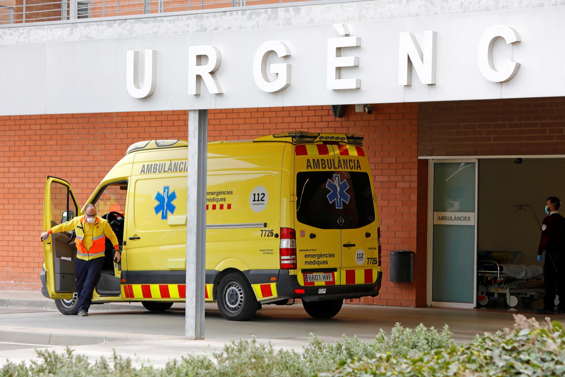 Una ambulancia ante la puerta de urgencias de un hospital en una imagen de archivo. Una ambulancia ante la puerta de urgencias de un hospital en una imagen de archivo.