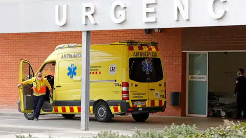 Una ambulancia ante la puerta de urgencias de un hospital en una imagen de archivo. Una ambulancia ante la puerta de urgencias de un hospital en una imagen de archivo.