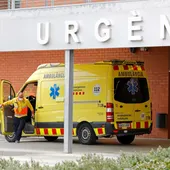 Una ambulancia ante la puerta de urgencias de un hospital en una imagen de archivo. Una ambulancia ante la puerta de urgencias de un hospital en una imagen de archivo.