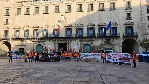 Los conductores de los autobuses interurbanos ante el Ayuntamiento de Alicante Los conductores de los autobuses interurbanos ante el Ayuntamiento de Alicante