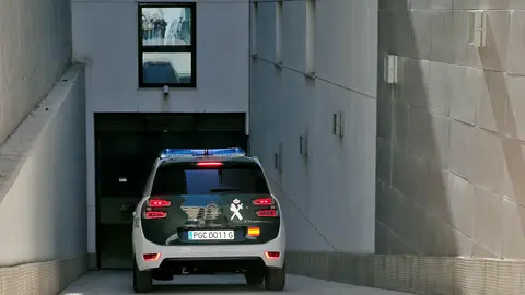 Un vehículo de la Guardia Civil accede a los juzgados, en una imagen de archivo. Un vehículo de la Guardia Civil accede a los juzgados, en una imagen de archivo.