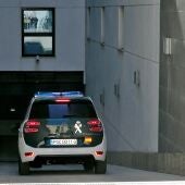 Un vehículo de la Guardia Civil accede a los juzgados, en una imagen de archivo. 