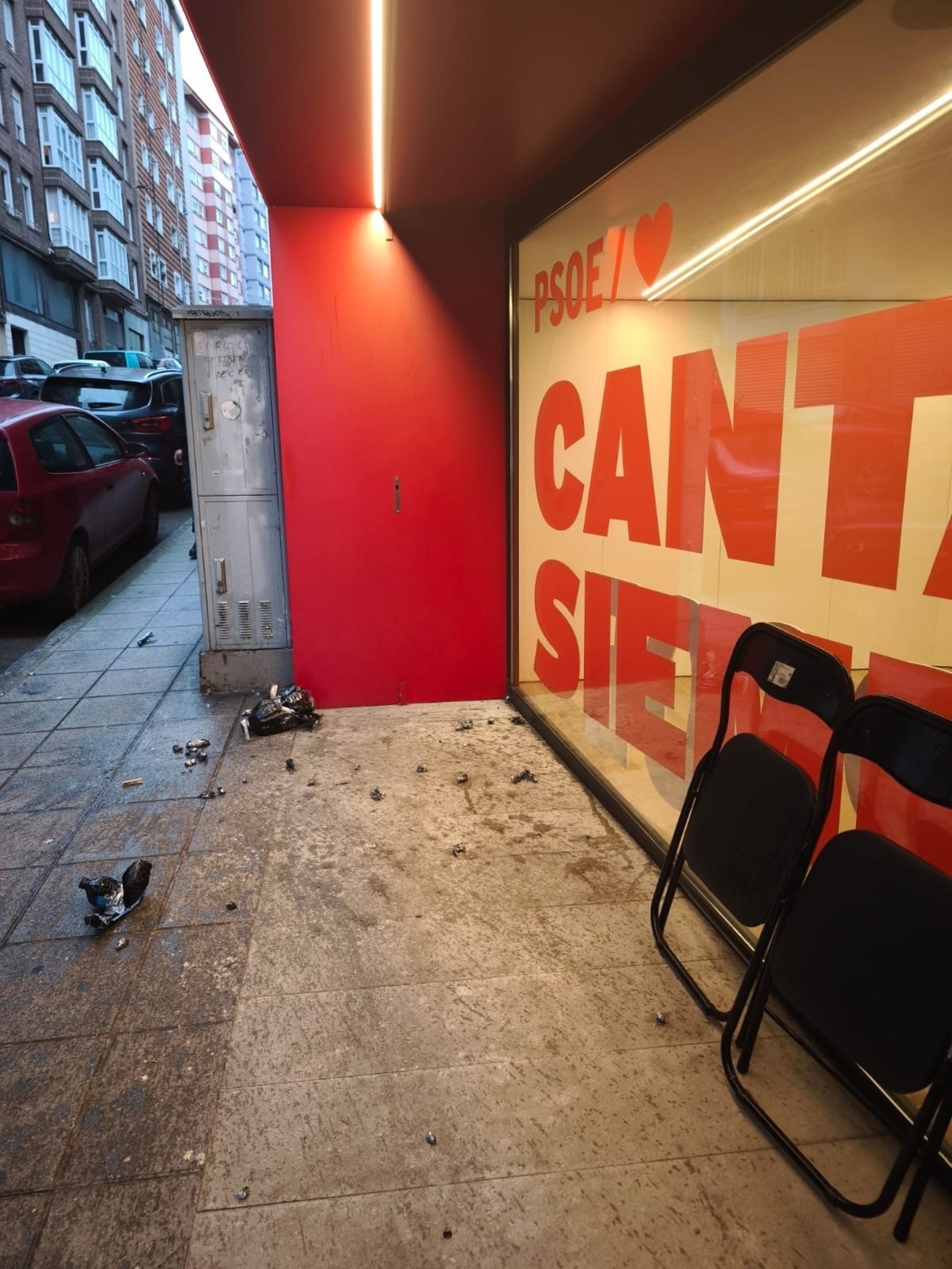 La Fiscalía pide 19 y 17 años de prisión para los acusados de atacar la sede del PSOE de Cantabria La Fiscalía pide 19 y 17 años de prisión para los acusados de atacar la sede del PSOE de Cantabria