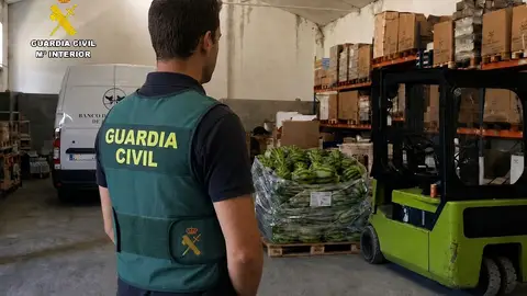 Dos detenidos y un investigado por sustraer productos del Banco de Alimentos de Palencia y venderlos en Parla .