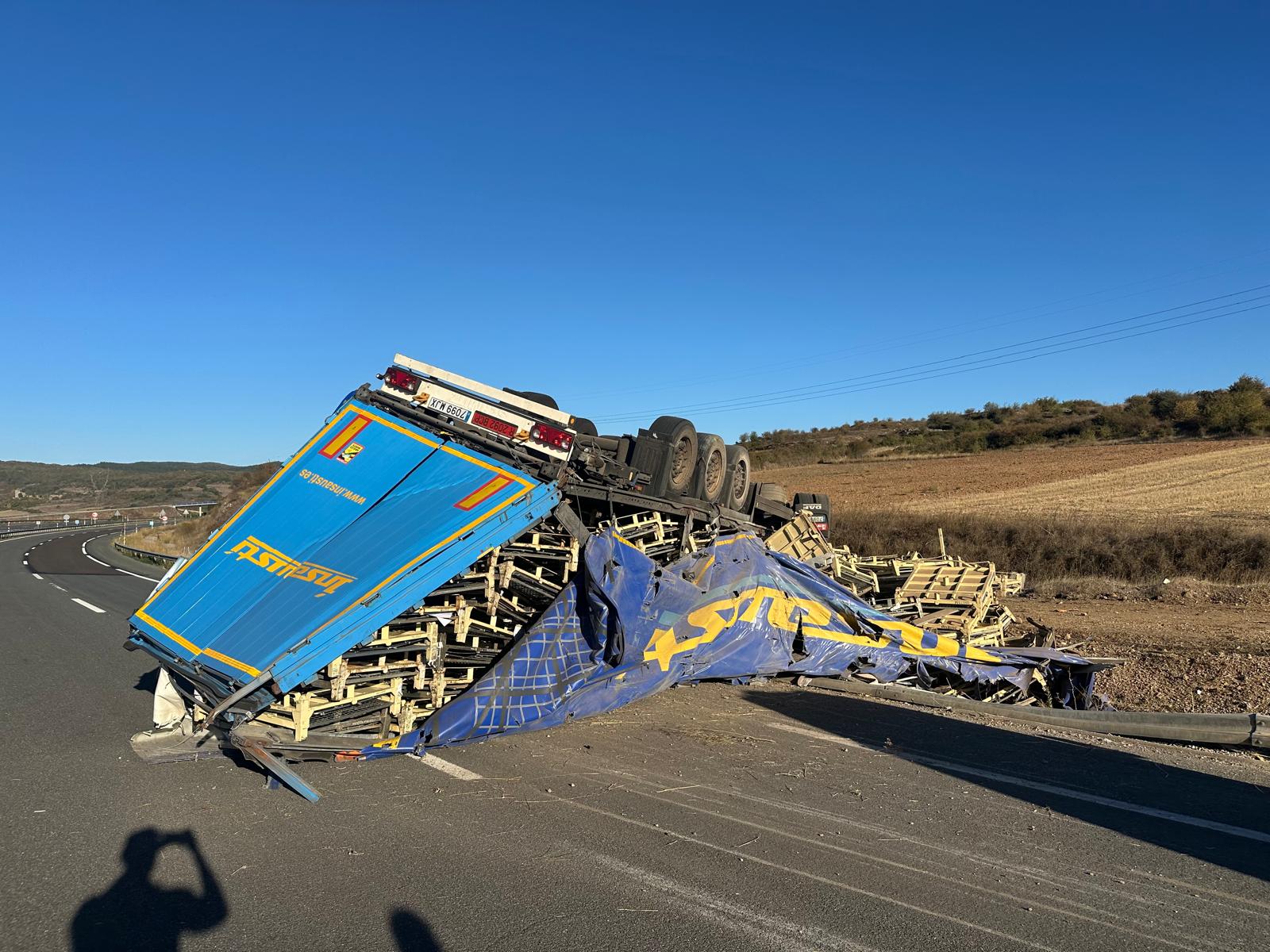 Fallecen un operario de grúa y el conductor de un camión en un accidente en la A-67 en Aguilar de Campoo Fallecen un operario de grúa y el conductor de un camión en un accidente en la A-67 en Aguilar de Campoo