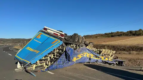 Fallecen un operario de grúa y el conductor de un camión en un accidente en la A-67 en Aguilar de Campoo .