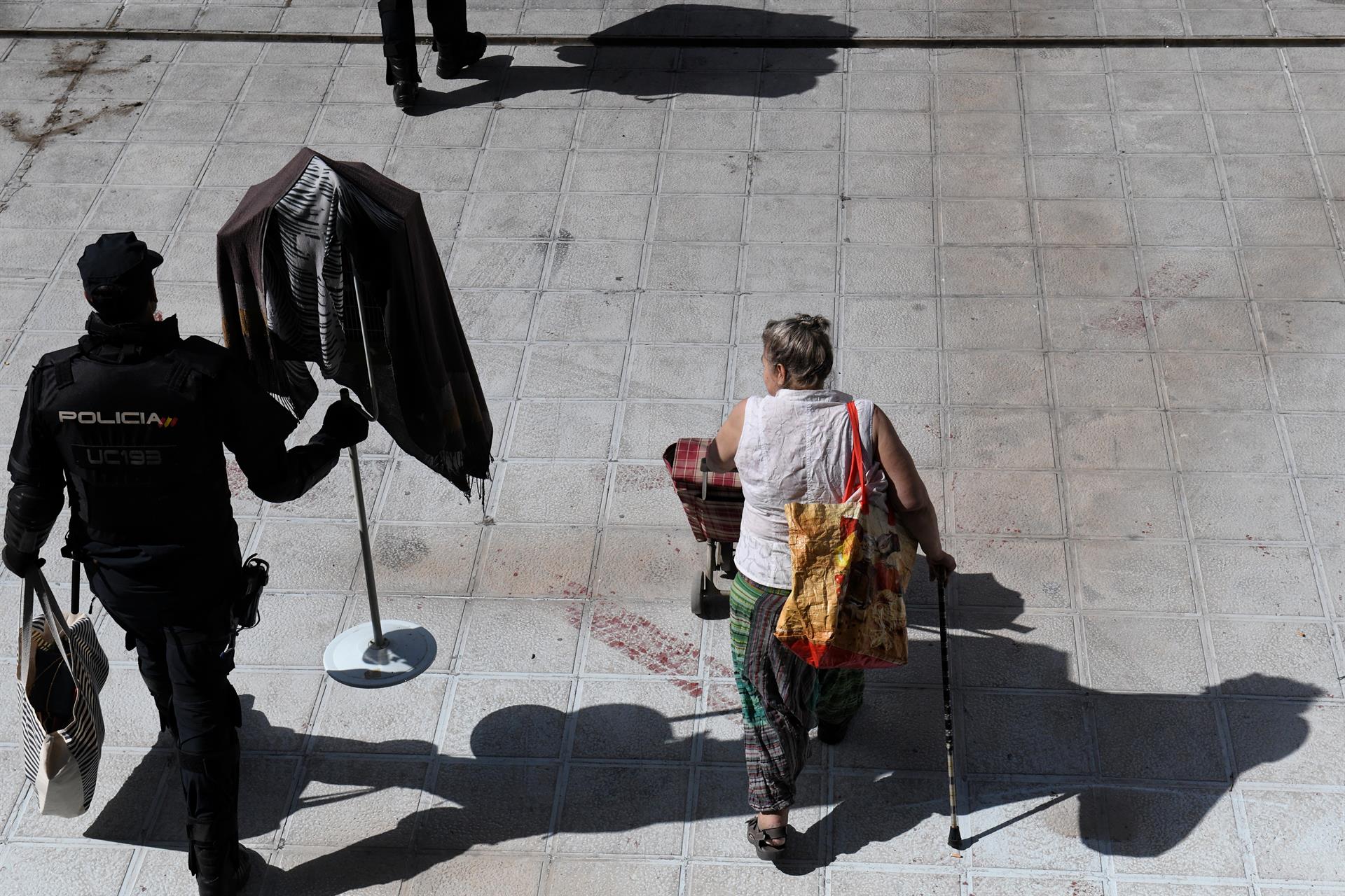 Una vecina de Palma, desahuciada por un fondo buitre: "Con 40 años cotizados he pasado el verano en el coche" Una vecina de Palma, desahuciada por un fondo buitre: "Con 40 años cotizados he pasado el verano en el coche"