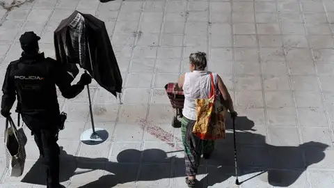Una vecina de Palma, desahuciada por un fondo buitre: "Con 40 años cotizados he pasado el verano en el coche" Una vecina de Palma, desahuciada por un fondo buitre: "Con 40 años cotizados he pasado el verano en el coche"