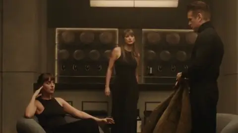 Dakota Jonhson, Colin Farrell y Taylor Swift en el videoclip de 'Patient Zero' Dakota Jonhson, Colin Farrell y Taylor Swift en el videoclip de 'Patient Zero'