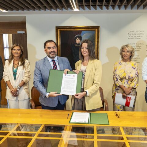 Alberto Pazos (PPdG) e Lara Méndez (PSdG) asinan o acordo para a modificación do Plan Xeral de Normalización Lingüística. 