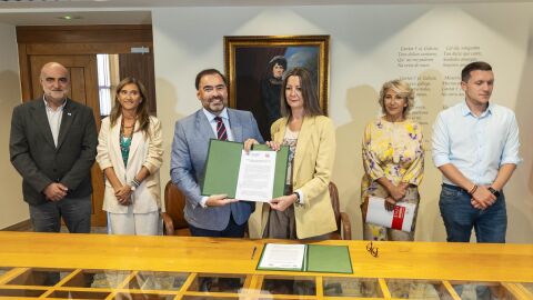 Alberto Pazos (PPdG) e Lara M&eacute;ndez (PSdG) asinan o acordo para a modificaci&oacute;n do Plan Xeral de Normalizaci&oacute;n Ling&uuml;&iacute;stica. 