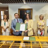 Alberto Pazos (PPdG) e Lara Méndez (PSdG) asinan o acordo para a modificación do Plan Xeral de Normalización Lingüística. 
