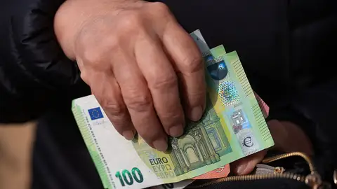 Imagen de una persona adulta con dinero en efectivo Imagen de una persona adulta con dinero en efectivo