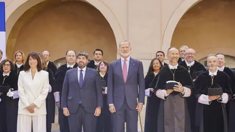 El Rey pide a las instituciones que ayuden a los españoles a salir más allá de lo que ya piensan y creen El Rey pide a las instituciones que ayuden a los españoles a salir más allá de lo que ya piensan y creen